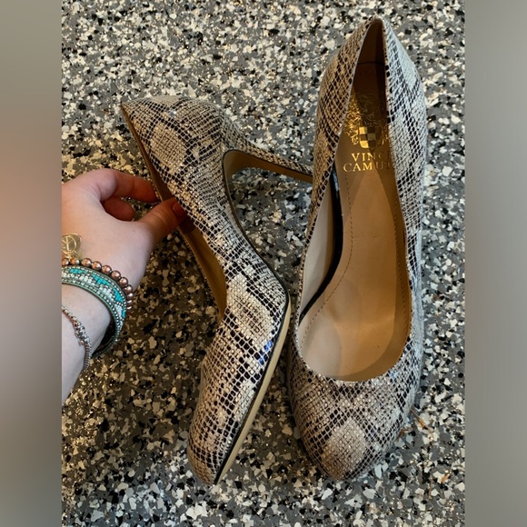 LIKE NEW VINCE CAMUTO SNAKEPRINT HEELS - Picture 2 of 4